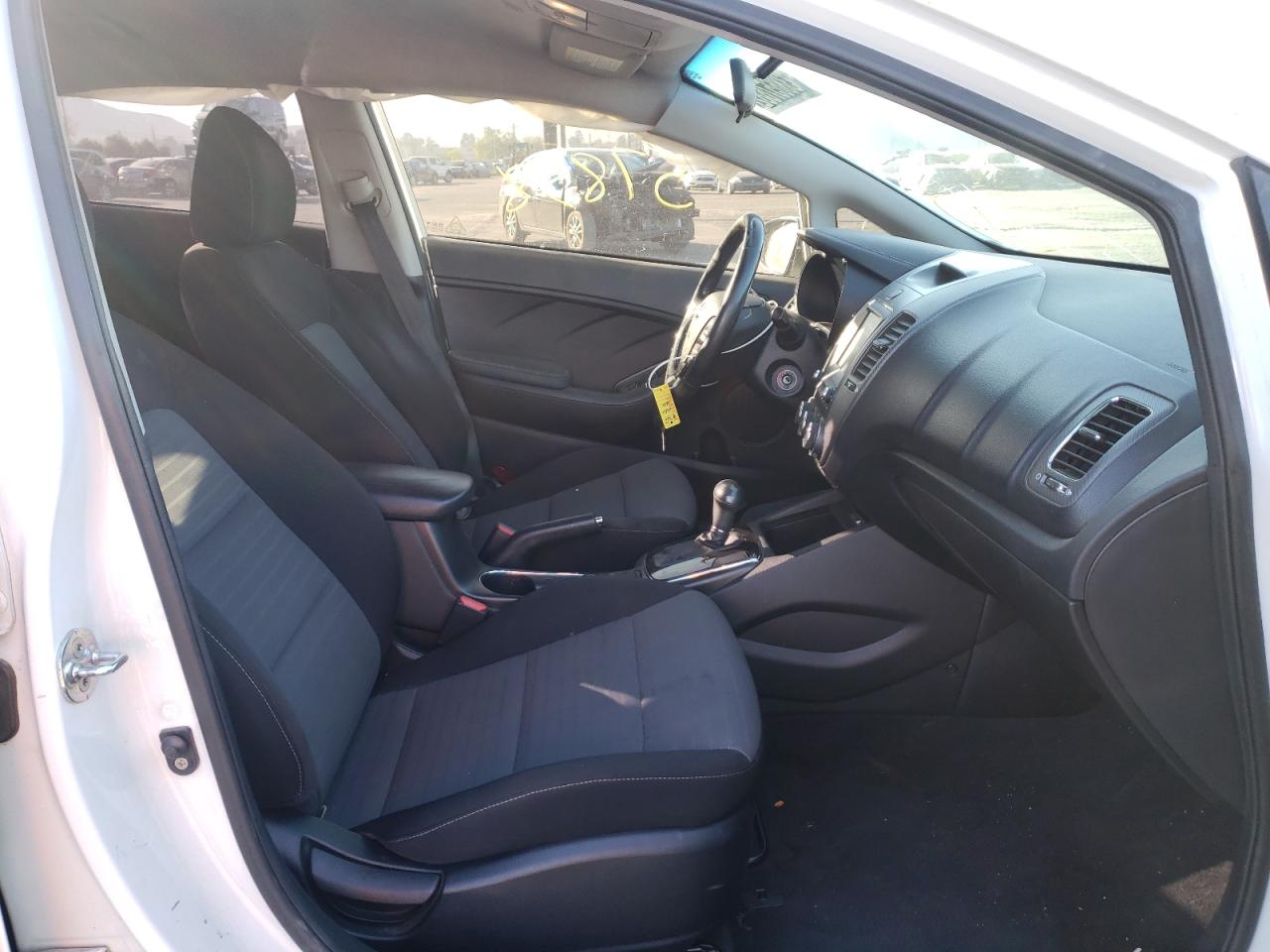 Photo 5 from auction – 2018 KIA FORTE LX with VIN 3KPFL4A70JE276238