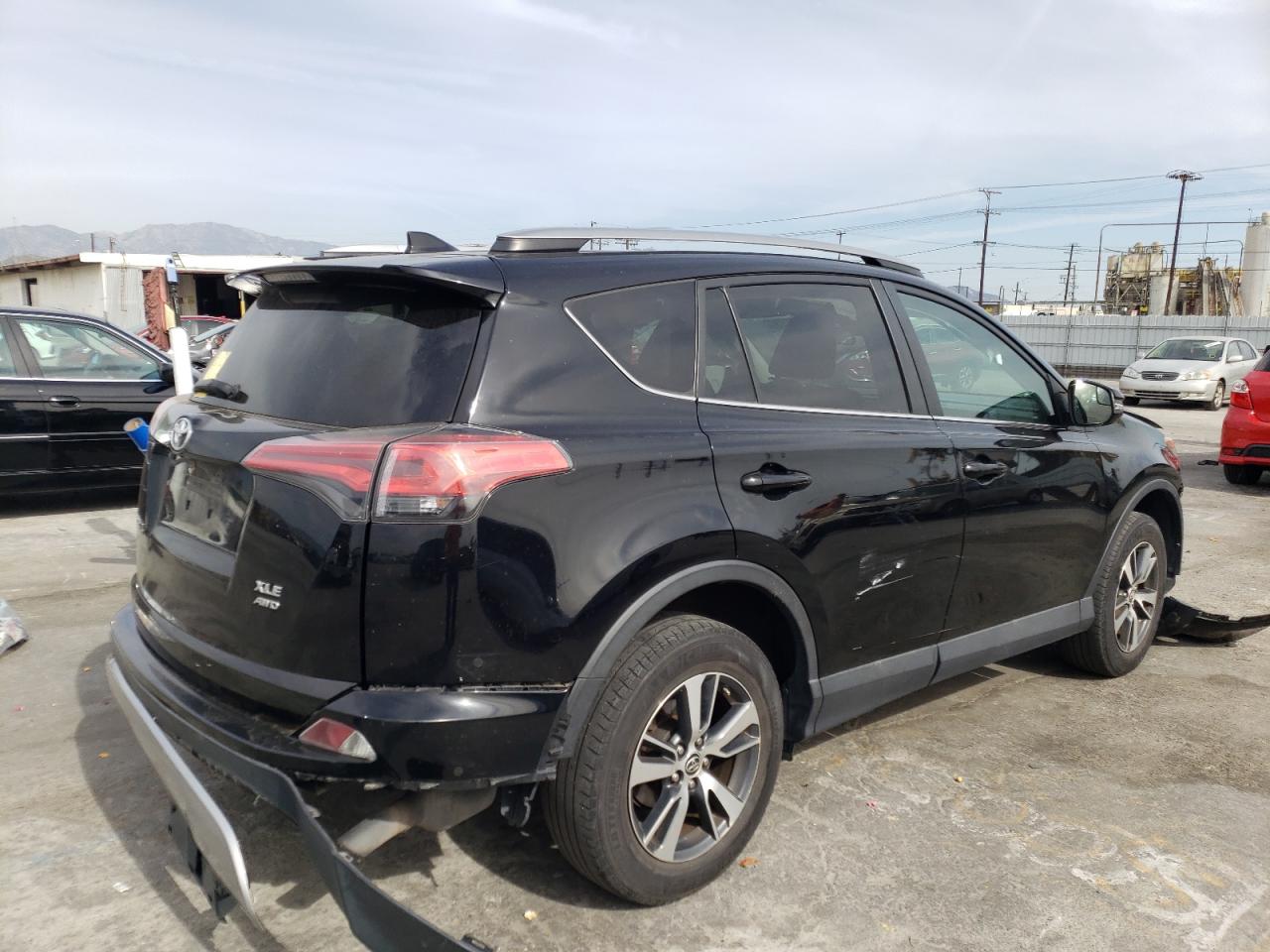 Photo 4 from auction – 2017 TOYOTA RAV4 XLE with VIN 2T3RFREV2HW601271