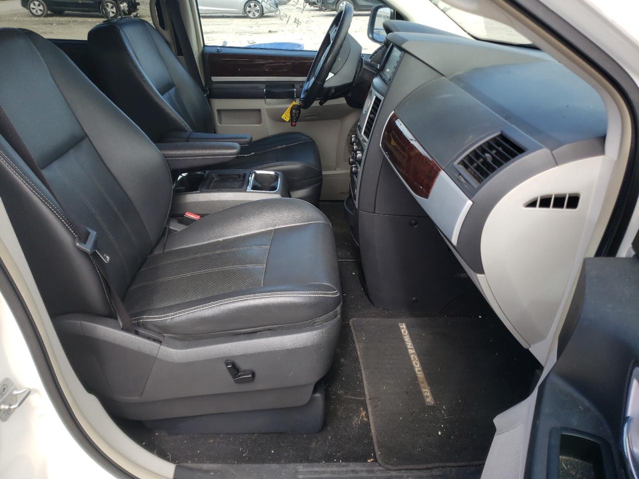 Photo 5 from auction – 2009 CHRYSLER TOWN & COU with VIN 2A8HR54129R660884