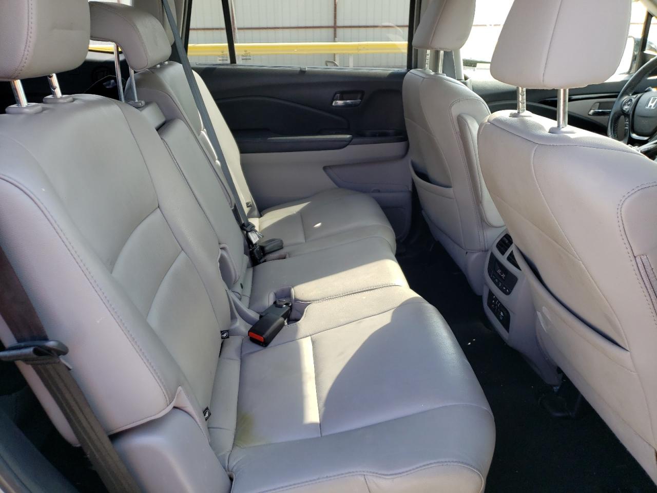 Photo 6 from auction – 2018 HONDA PILOT TOUR with VIN 5FNYF5H9XJB012273