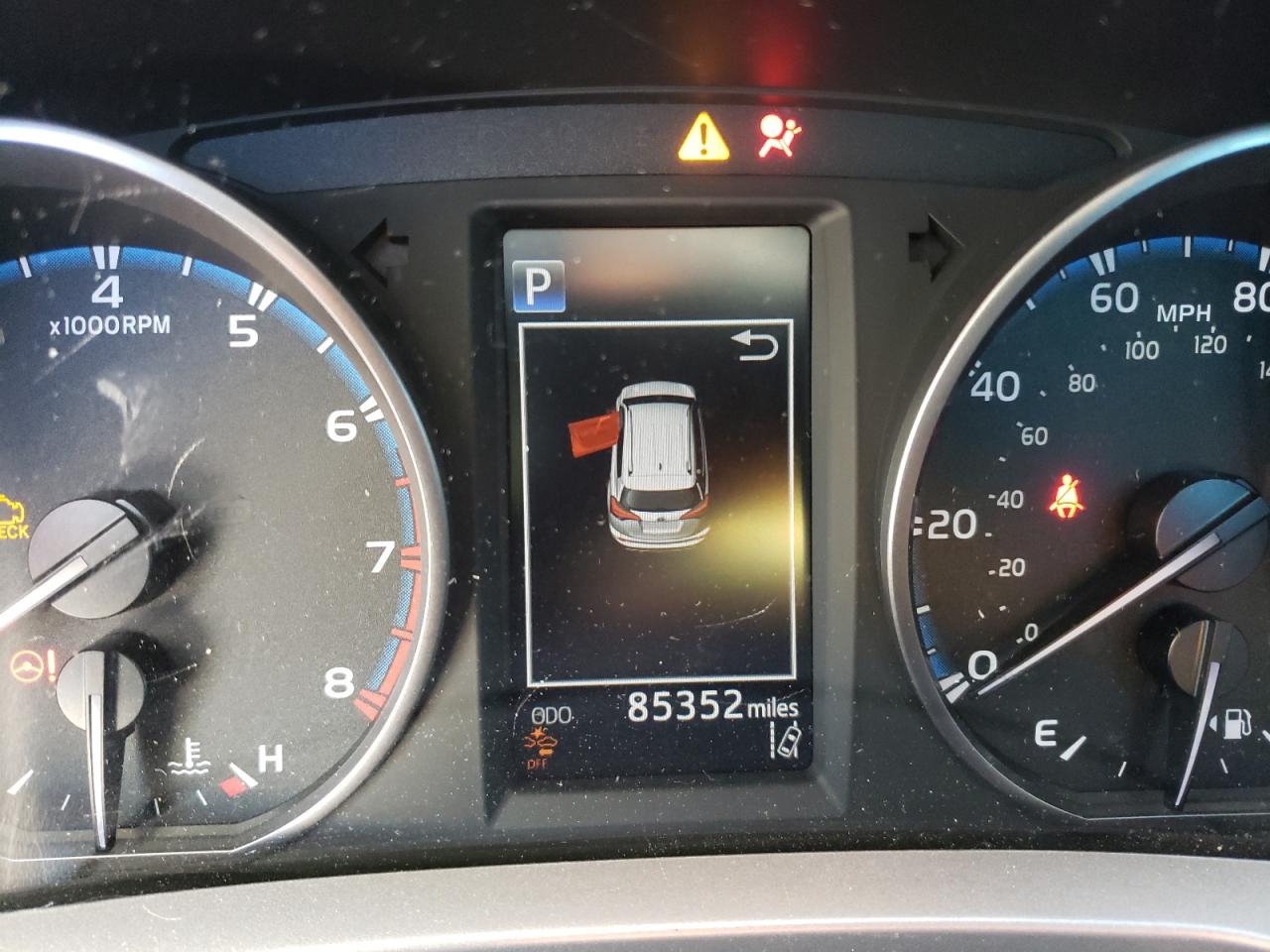 Photo 8 from auction – 2018 TOYOTA RAV4 LE with VIN JTMZFREV9JJ190052
