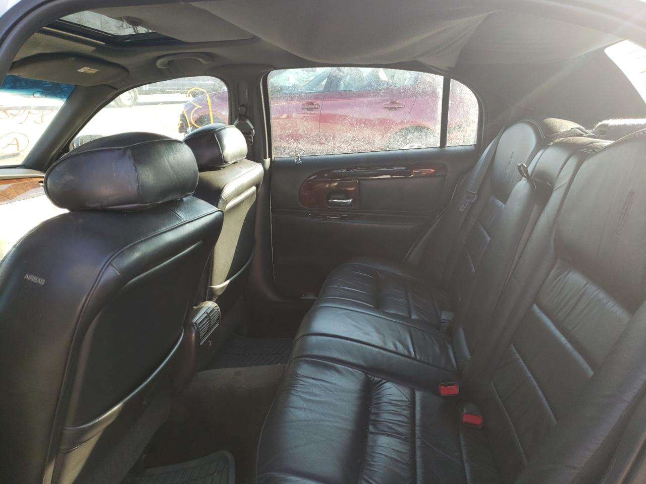 Photo 6 from auction – 2000 LINCOLN TOWN CAR S with VIN 1LNHM82W2YY894874