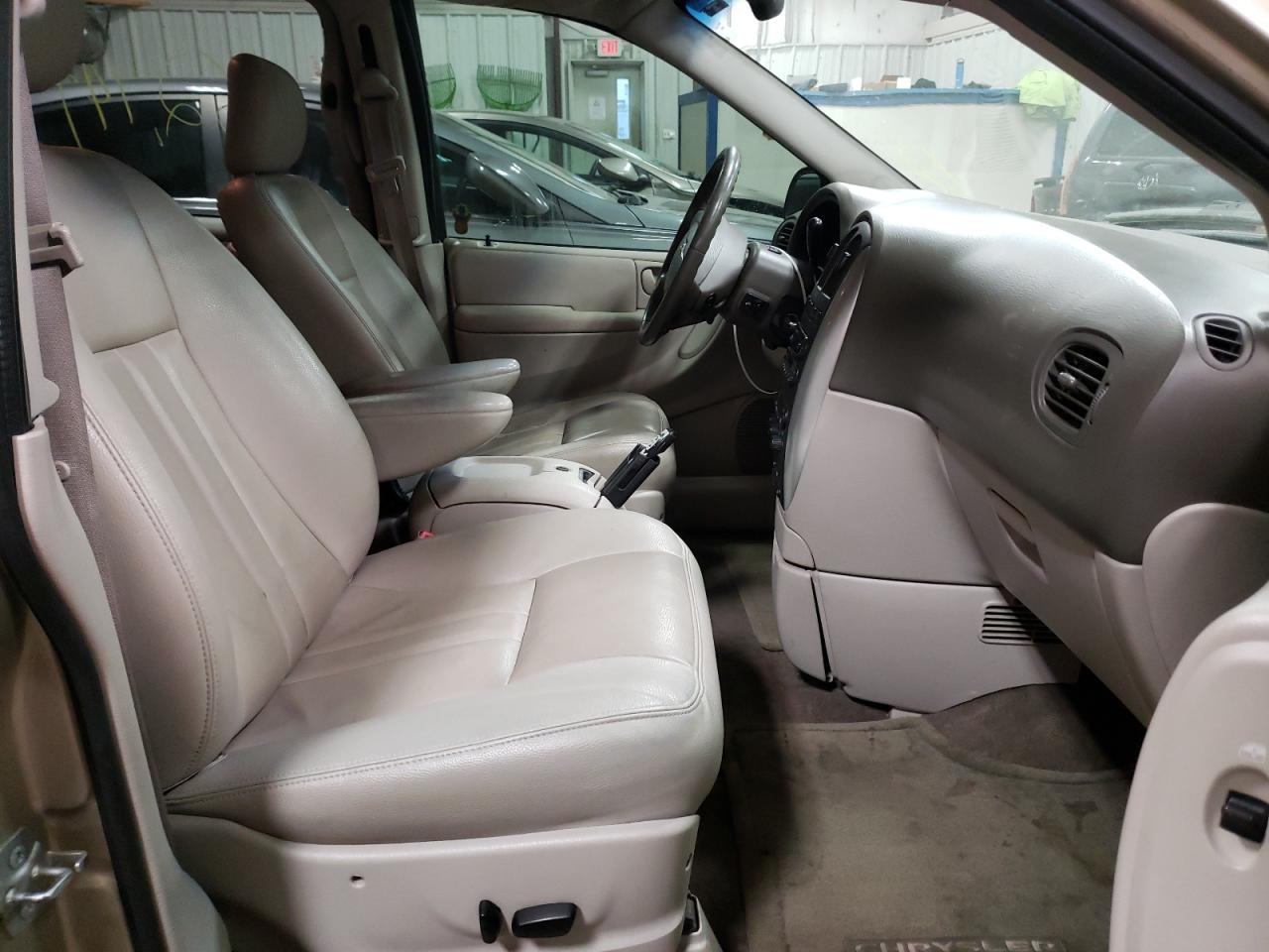 Photo 5 from auction – 2007 CHRYSLER TOWN & COU with VIN 2A4GP54L87R279719