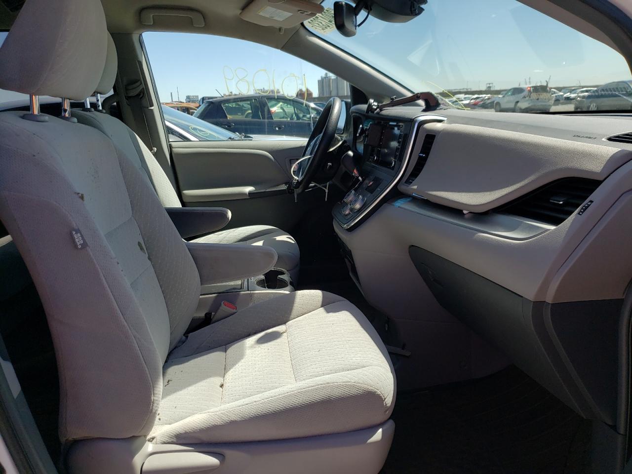 Photo 5 from auction – 2018 TOYOTA SIENNA LE with VIN 5TDKZ3DC2JS906699