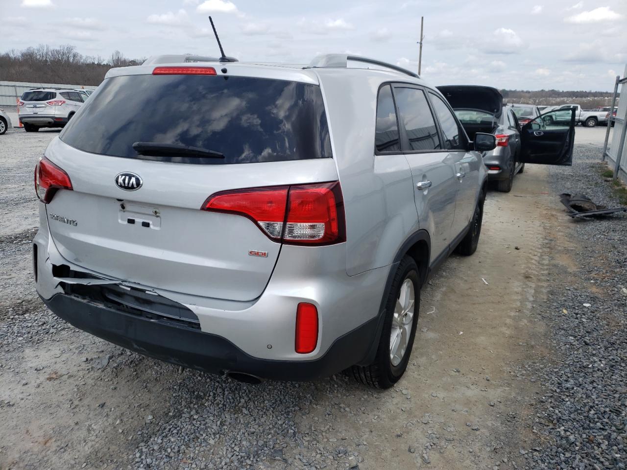 Photo 4 from auction – 2014 KIA SORENTO LX with VIN 5XYKT4A64EG512811