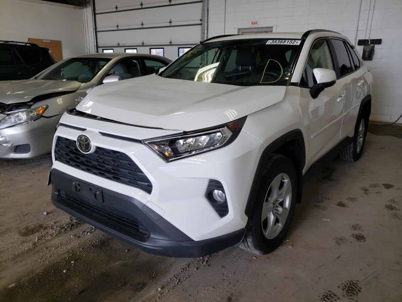 Photo 2 from auction – 2019 TOYOTA RAV4 XLE with VIN JTMP1RFV3KD502564