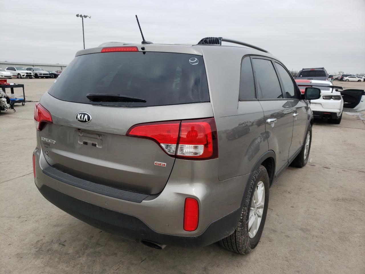 Photo 4 from auction – 2015 KIA SORENTO LX with VIN 5XYKT3A65FG623959