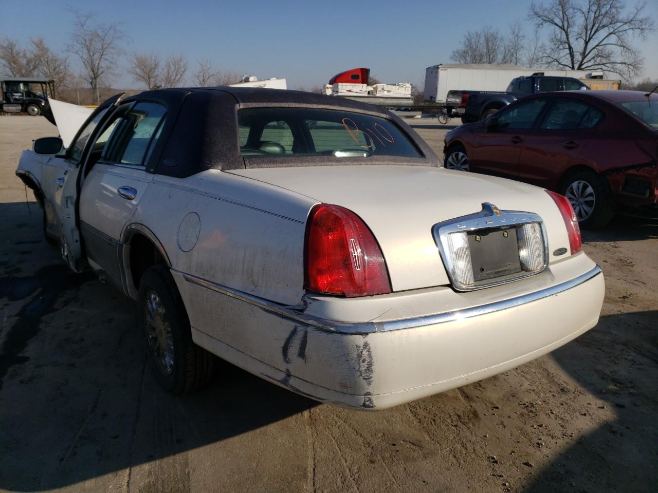 Photo 3 from auction – 2000 LINCOLN TOWN CAR S with VIN 1LNHM82W2YY894874