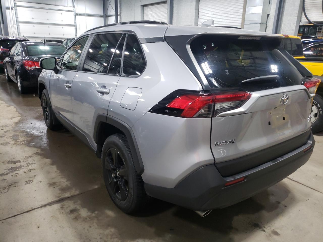 Photo 3 from auction – 2019 TOYOTA RAV4 XLE with VIN JTMP1RFV5KD012787