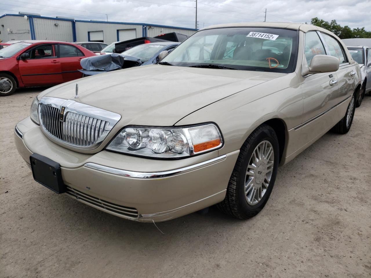 Photo 2 from auction – 2006 LINCOLN TOWN CAR D with VIN 1LNHM83VX6Y630353