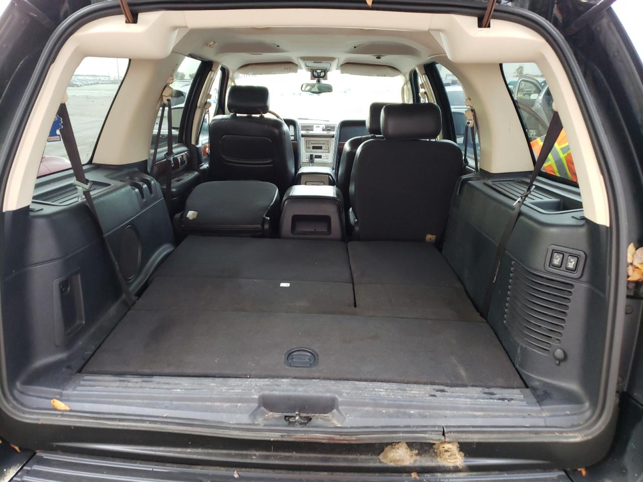 Photo 9 from auction – 2003 LINCOLN NAVIGATOR with VIN 5LMFU27R23LJ45163