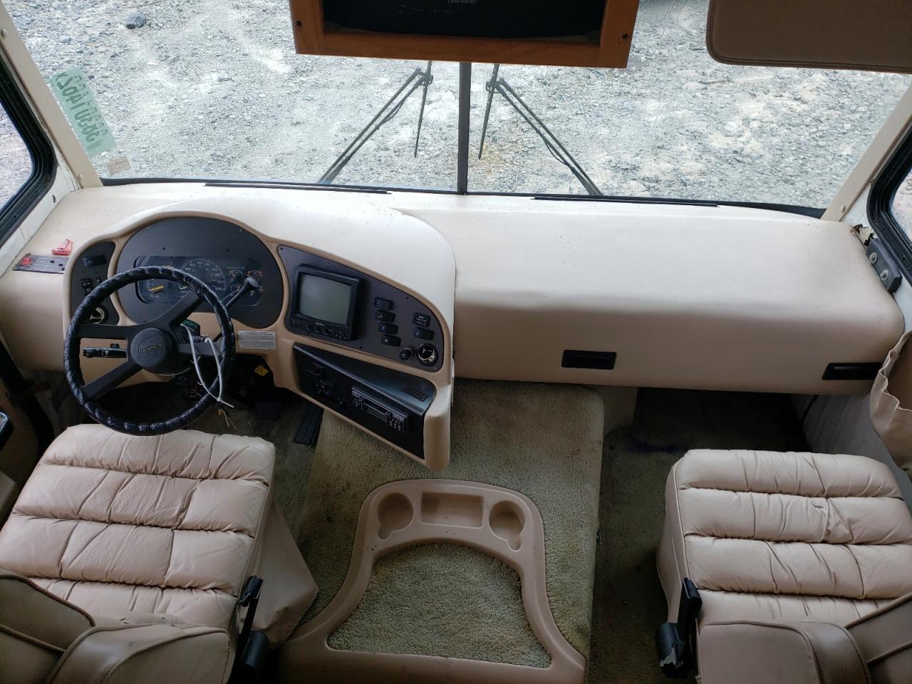 Photo 5 from auction – 2000 WORKHORSE CUSTOM CHASSIS MOTORHOME with VIN 5B4LP37J2Y3319621