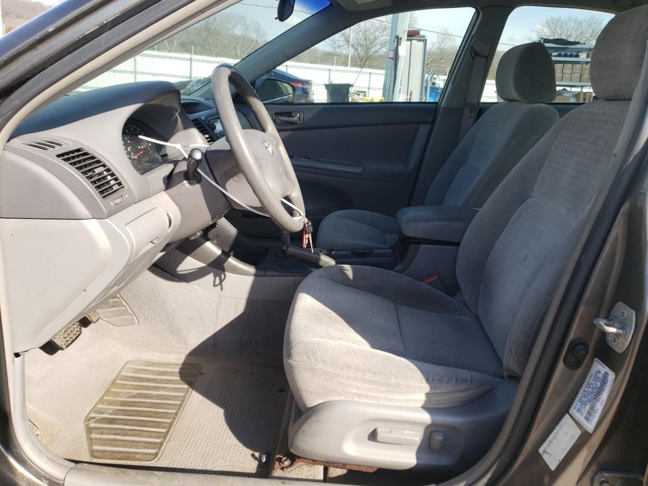 Photo 5 from auction – 2002 TOYOTA CAMRY LE with VIN 4T1BE32K12U551622
