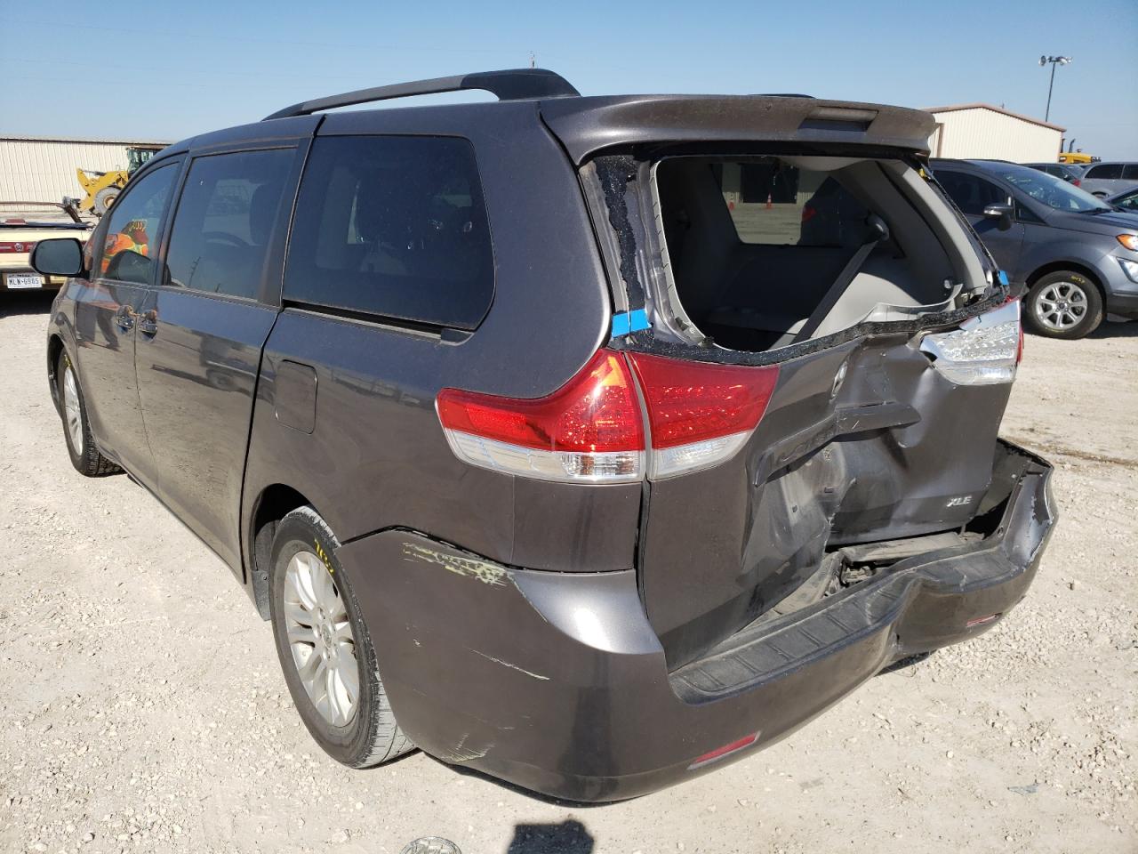 Photo 3 from auction – 2014 TOYOTA SIENNA XLE with VIN 5TDYK3DC4ES420920