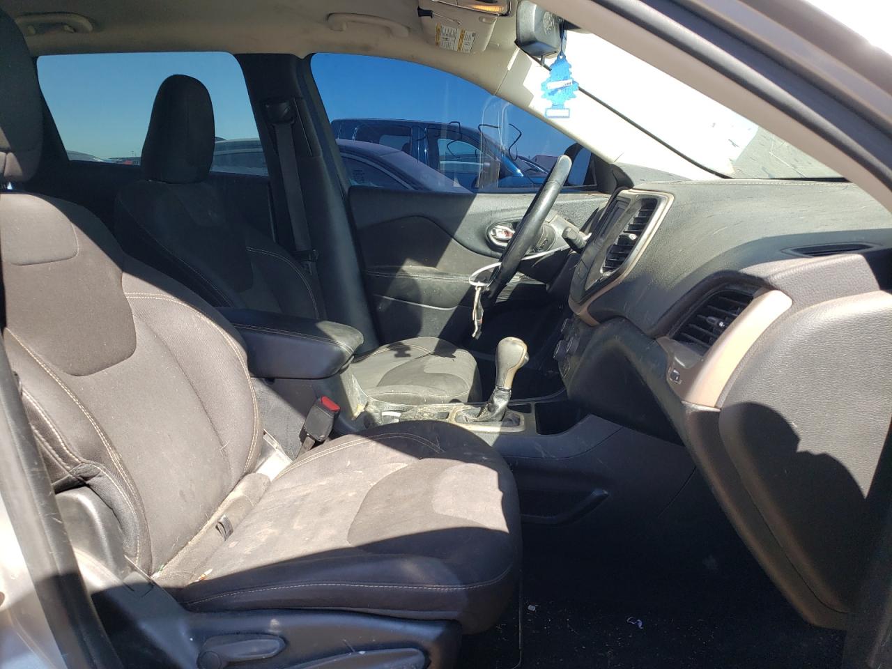 Photo 5 from auction – 2015 JEEP CHEROKEE L with VIN 1C4PJLCB1FW741659