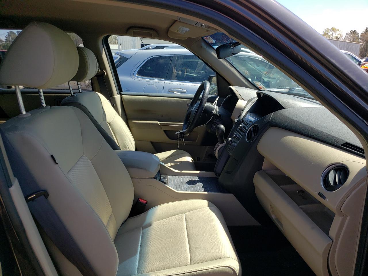 Photo 5 from auction – 2015 HONDA PILOT LX with VIN 5FNYF3H20FB014404