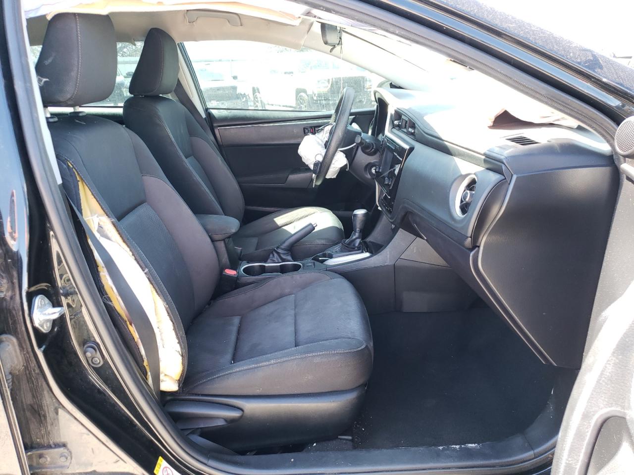 Photo 5 from auction – 2018 TOYOTA COROLLA L with VIN 5YFBURHEXJP851084