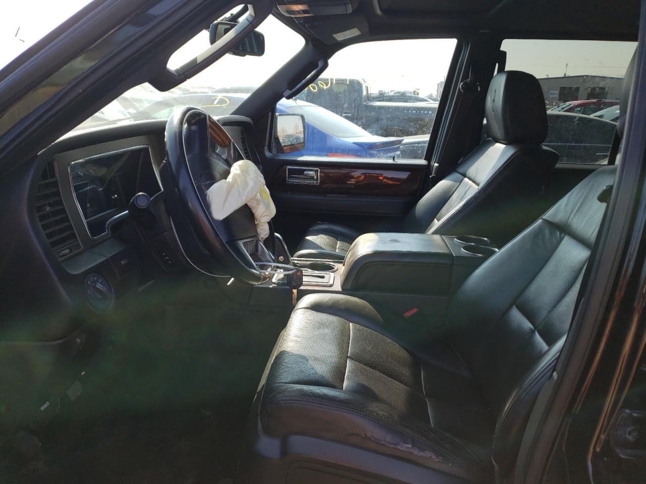 Photo 5 from auction – 2011 LINCOLN NAVIGATOR with VIN 5LMJJ3J52BEJ06400