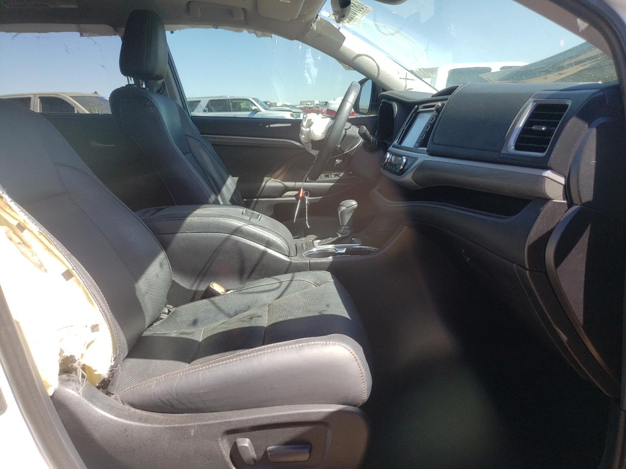 Photo 5 from auction – 2019 TOYOTA HIGHLANDER with VIN 5TDYZRFH3KS315921