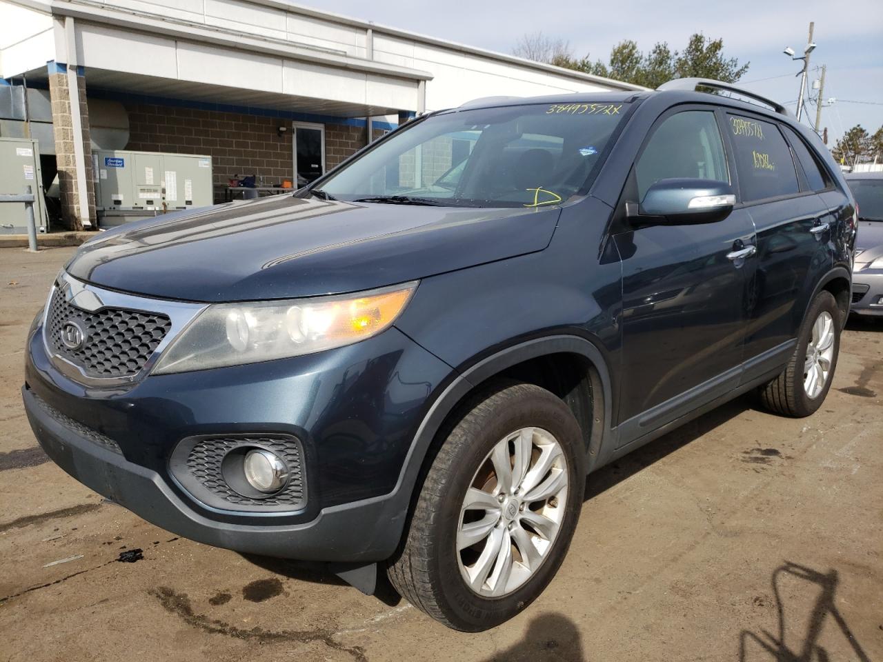 Photo 2 from auction – 2011 KIA SORENTO EX with VIN 5XYKU4A27BG005617