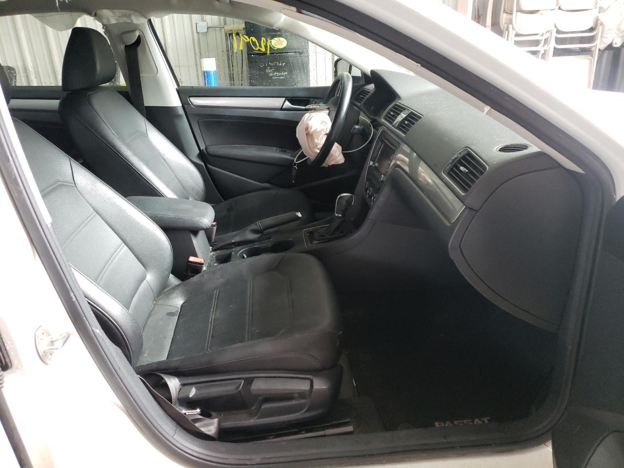 Photo 5 from auction – 2015 VOLKSWAGEN PASSAT S with VIN 1VWAT7A37FC094055
