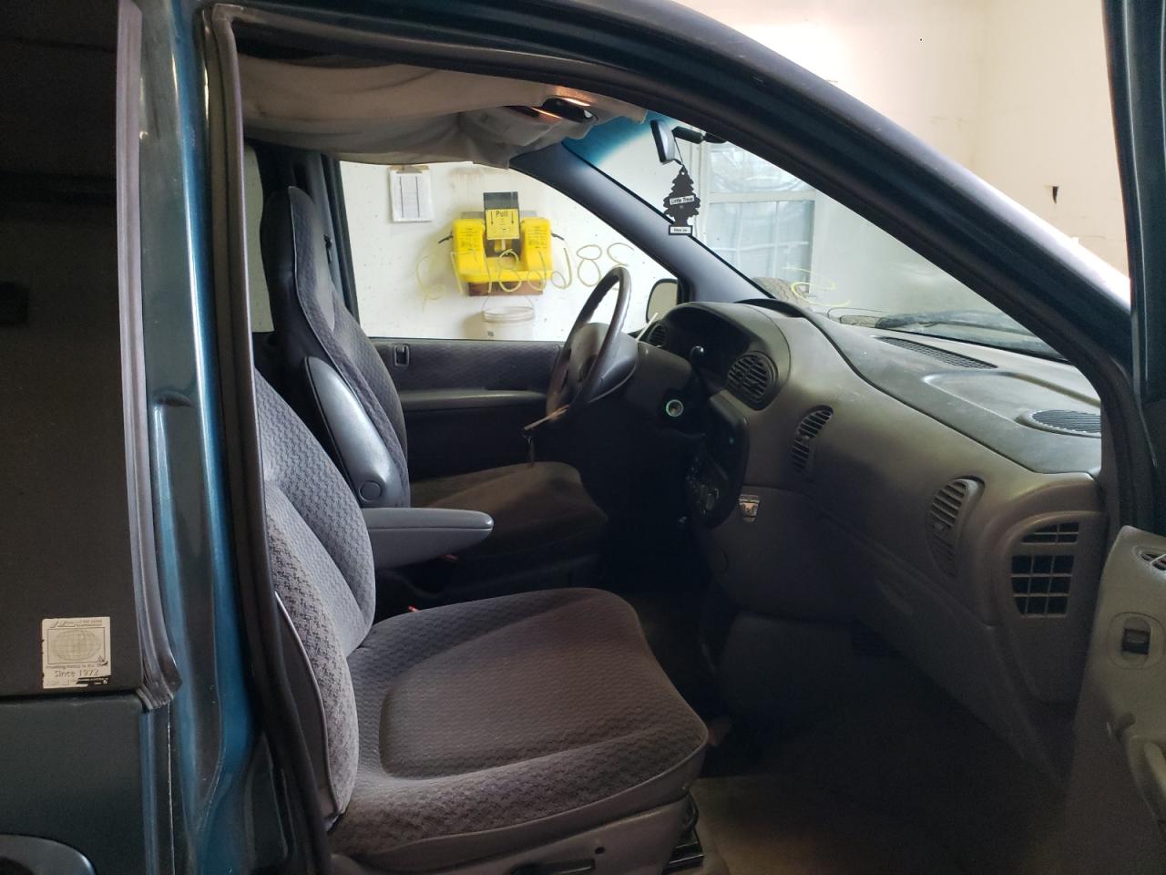 Photo 5 from auction – 2000 DODGE GRAND CARA with VIN 2B4GP44G5YR865201