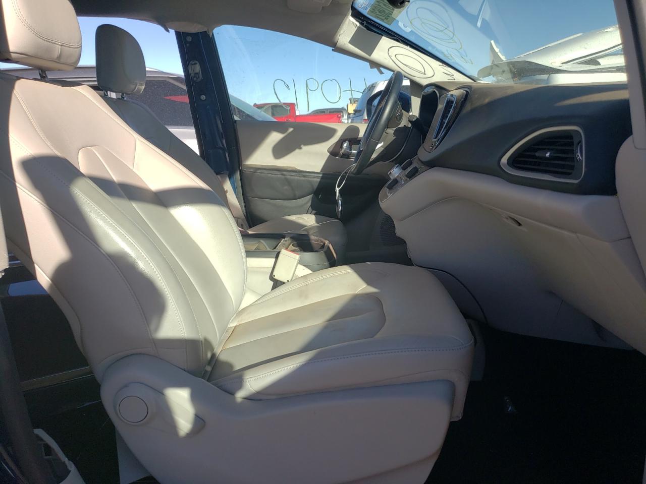 Photo 5 from auction – 2017 CHRYSLER PACIFICA T with VIN 2C4RC1BG0HR771137