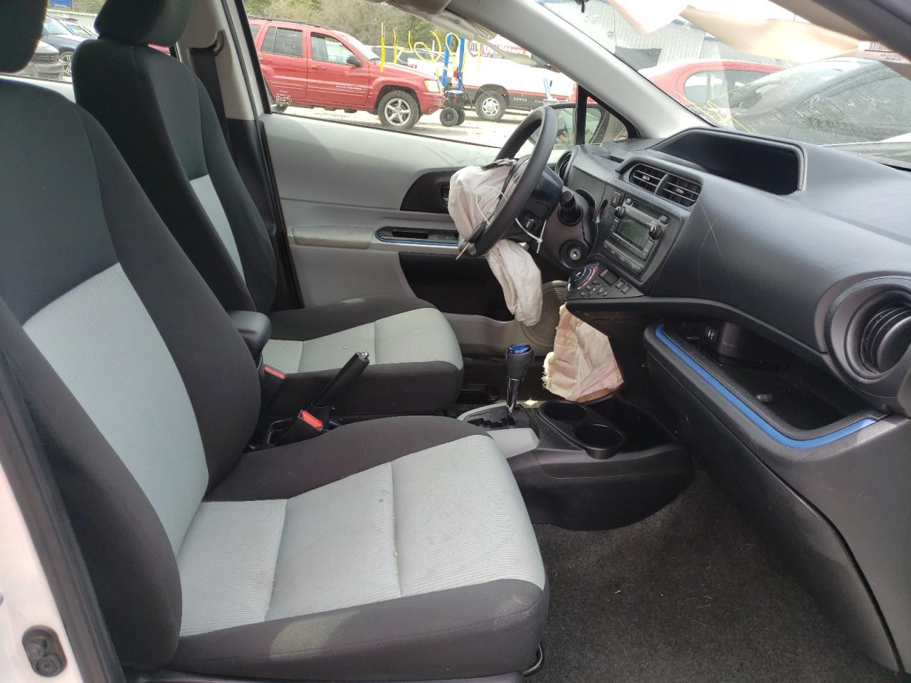 Photo 5 from auction – 2013 TOYOTA PRIUS C with VIN JTDKDTB3XD1056873