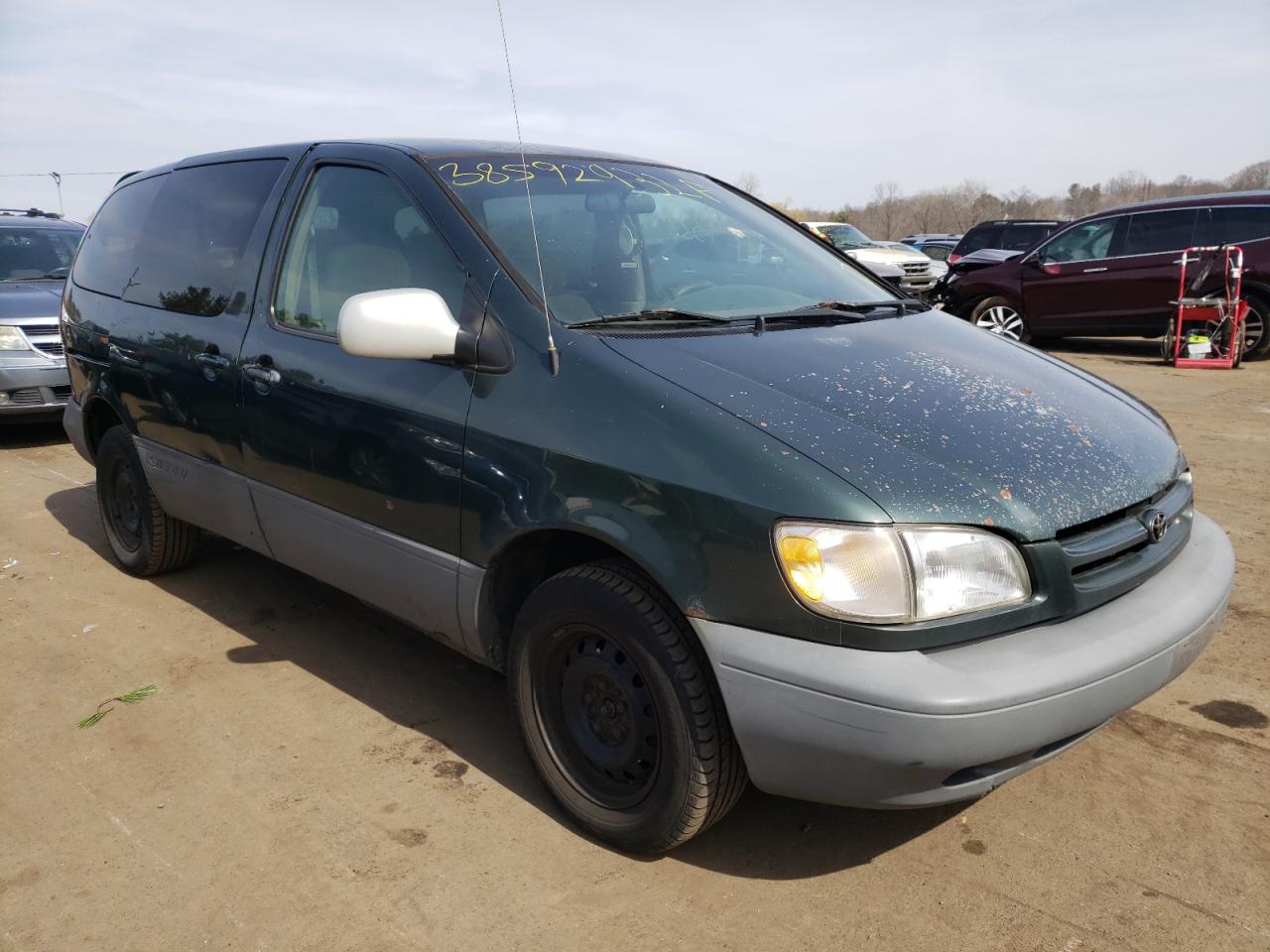 TOYOTA SIENNA 1999 with VIN 4T3ZF19C1XU090189 - Photo from auction