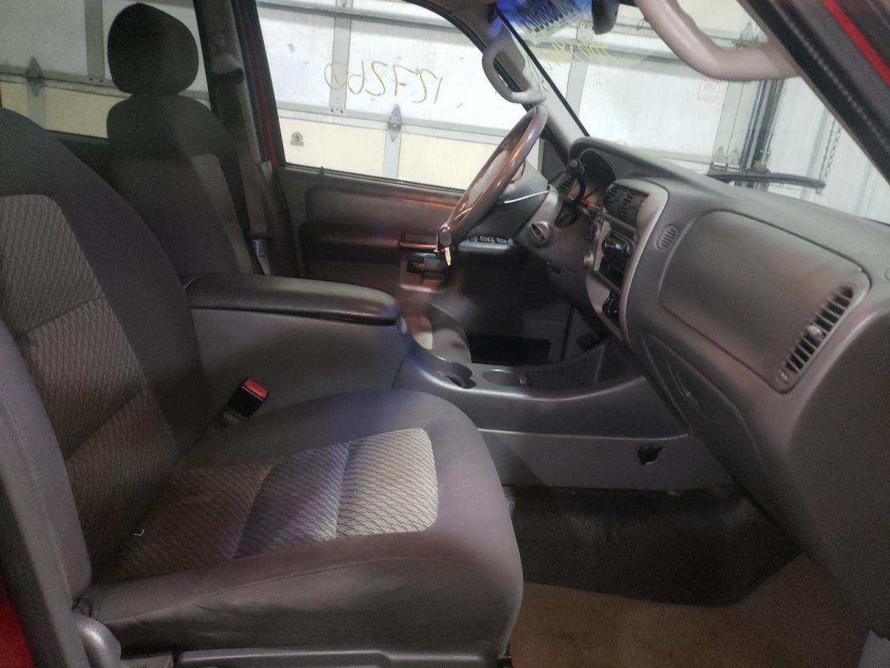 Photo 5 from auction – 2004 FORD EXPLORER S with VIN 1FMZU77K54UA52388