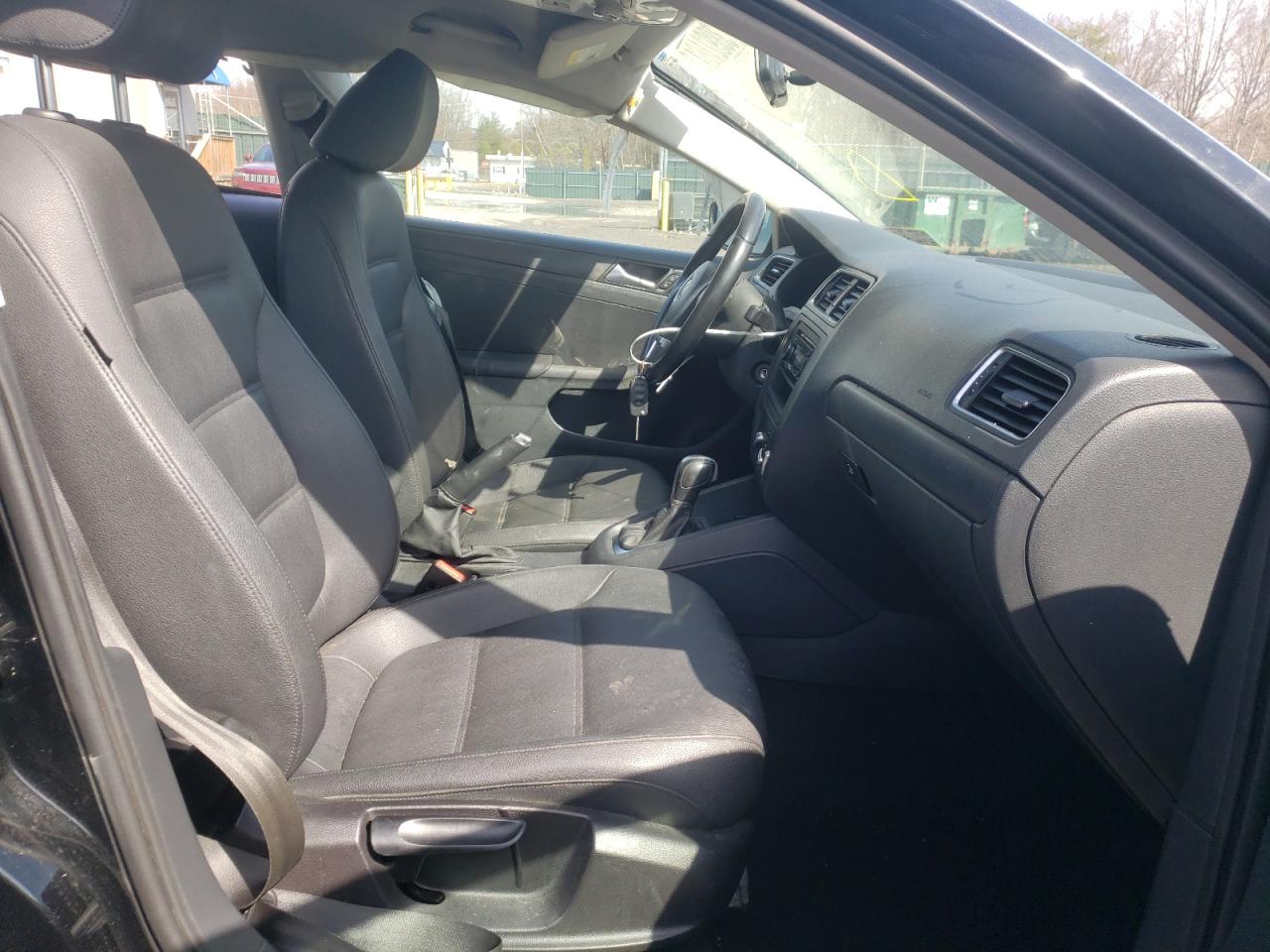 Photo 5 from auction – 2011 VOLKSWAGEN JETTA with VIN 3VWDZ7AJ6BM334473