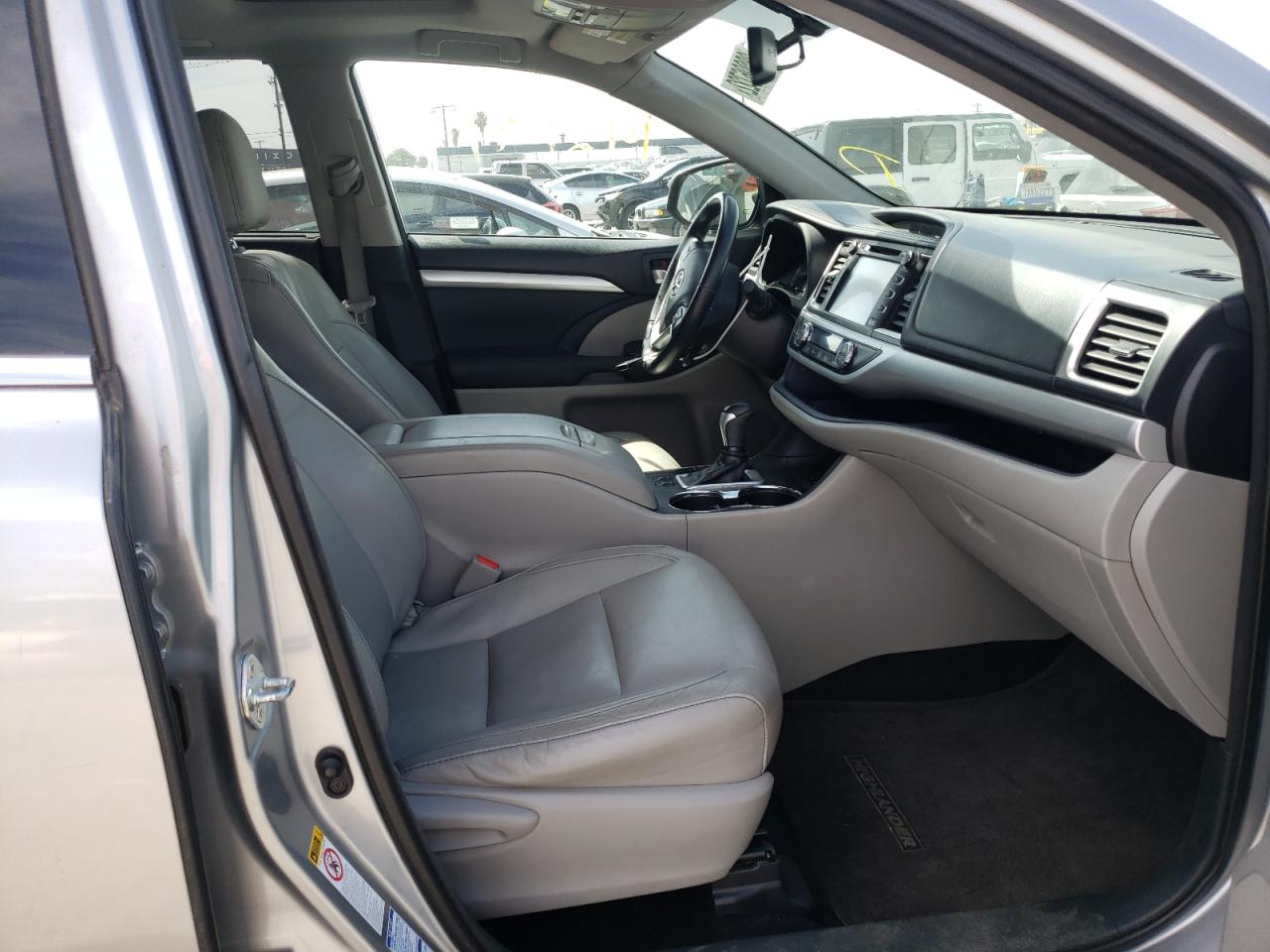 Photo 5 from auction – 2015 TOYOTA HIGHLANDER with VIN 5TDJKRFH3FS174246