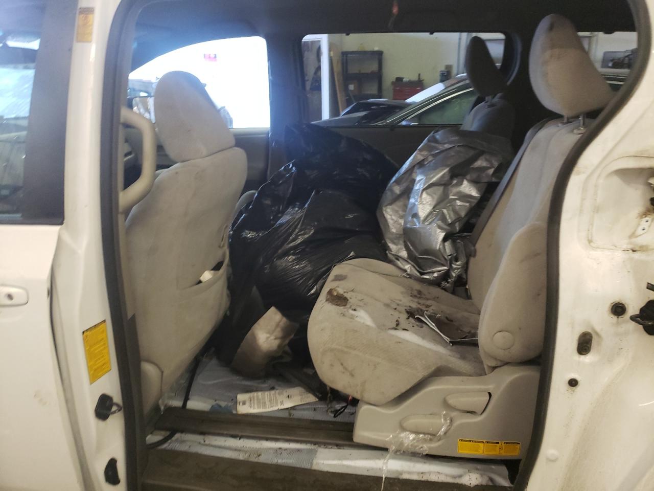Photo 6 from auction – 2014 TOYOTA SIENNA LE with VIN 5TDKK3DCXES506108