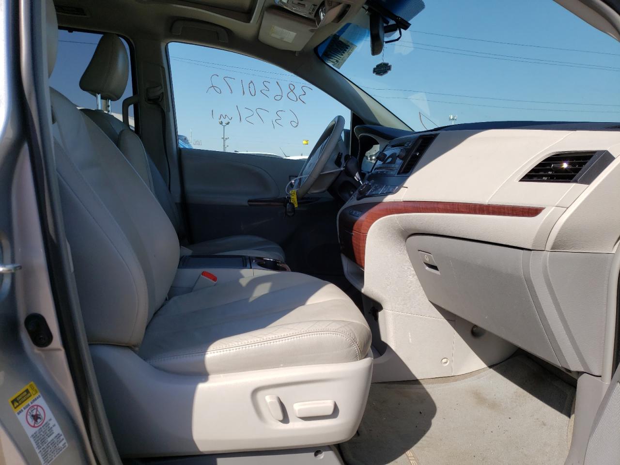 Photo 5 from auction – 2013 TOYOTA SIENNA XLE with VIN 5TDYK3DC3DS330186