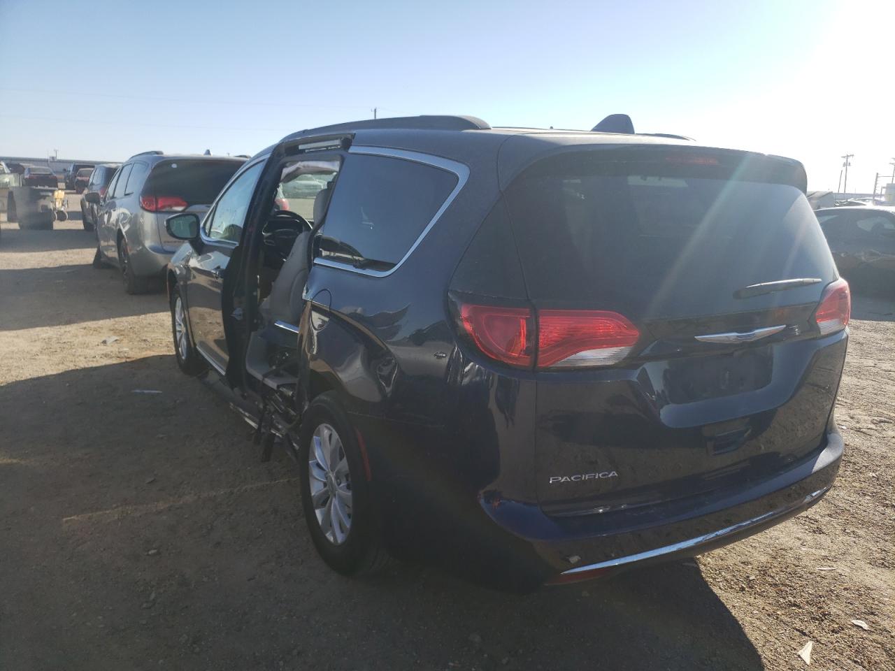 Photo 3 from auction – 2017 CHRYSLER PACIFICA T with VIN 2C4RC1BG0HR771137