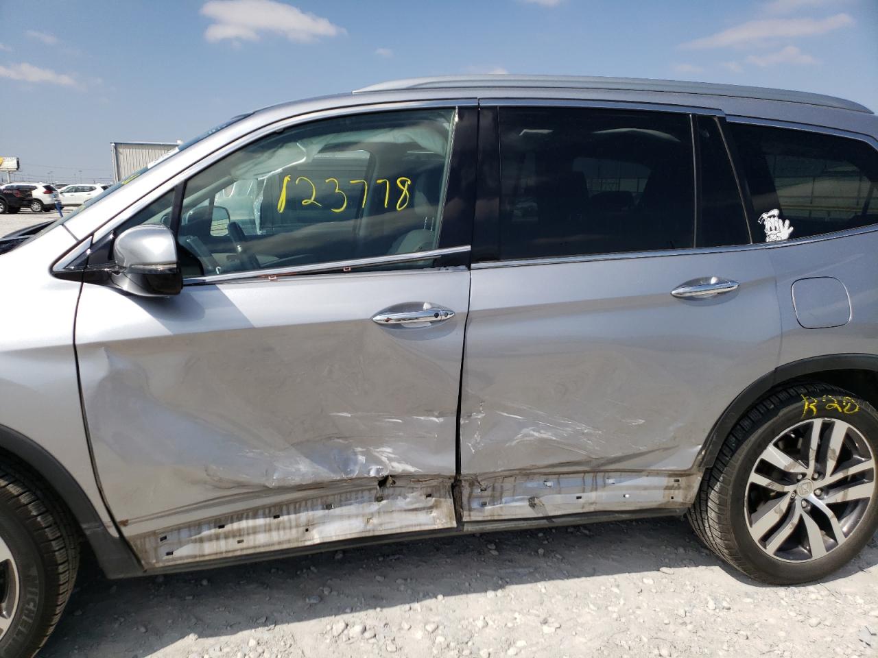 Photo 9 from auction – 2018 HONDA PILOT TOUR with VIN 5FNYF5H9XJB012273