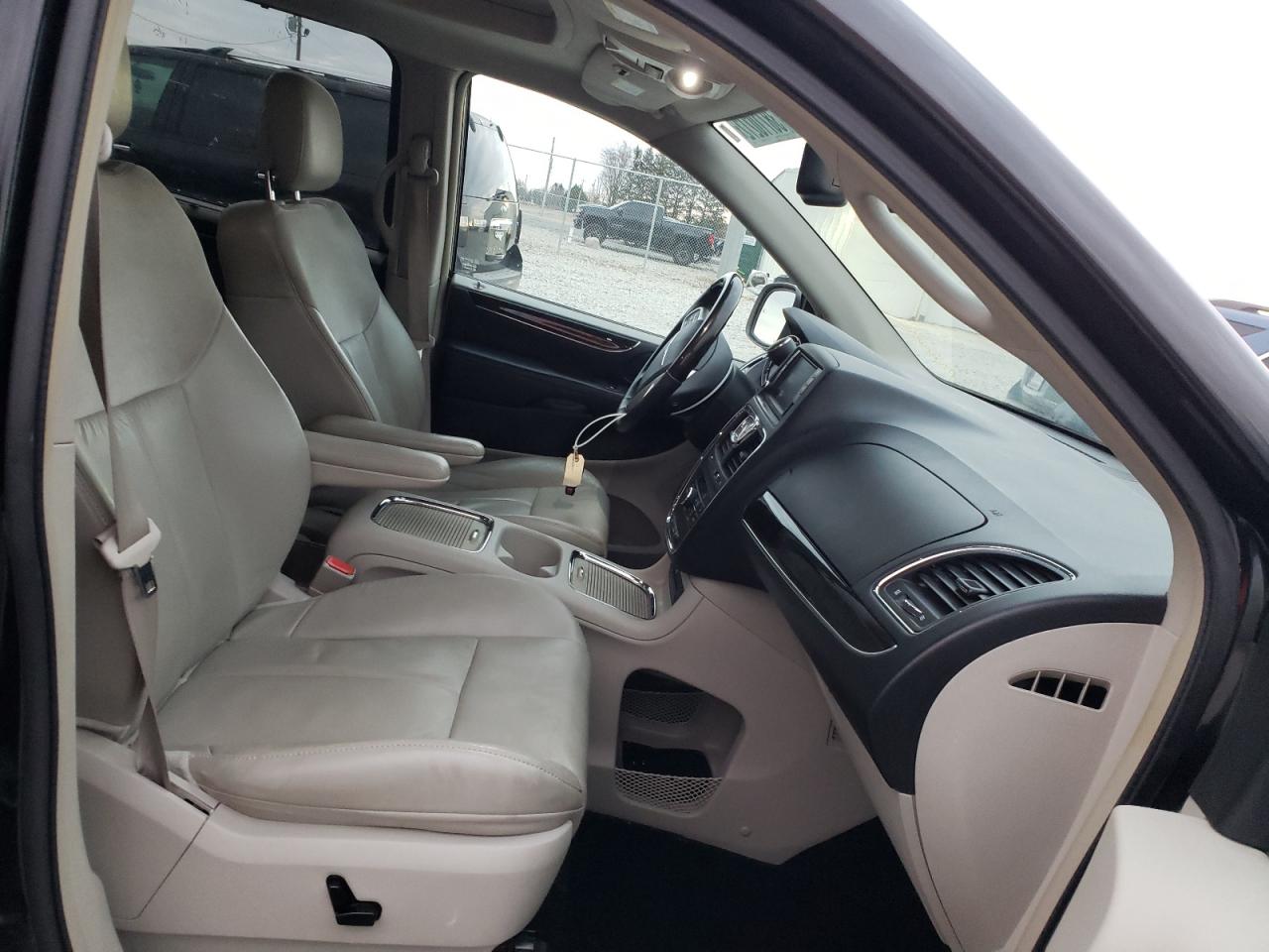 Photo 5 from auction – 2015 CHRYSLER TOWN & COU with VIN 2C4RC1GG3FR553571
