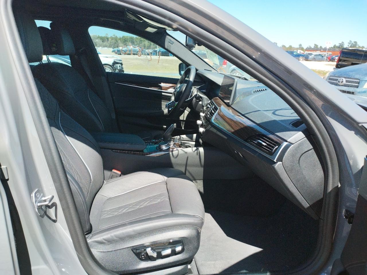 Photo 5 from auction – 2021 BMW 530 I with VIN WBA53BH02MCG45282