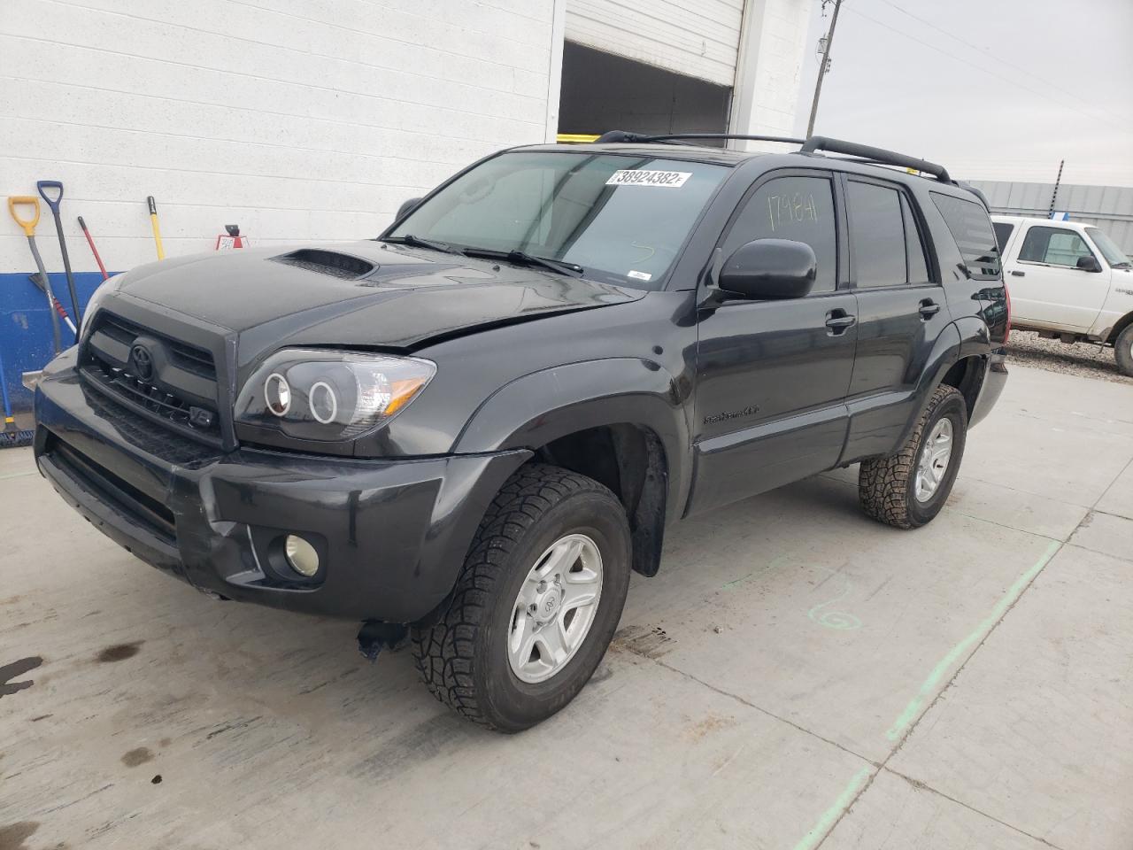 Photo 2 from auction – 2006 TOYOTA 4RUNNER SR with VIN JTEBT14R668030057