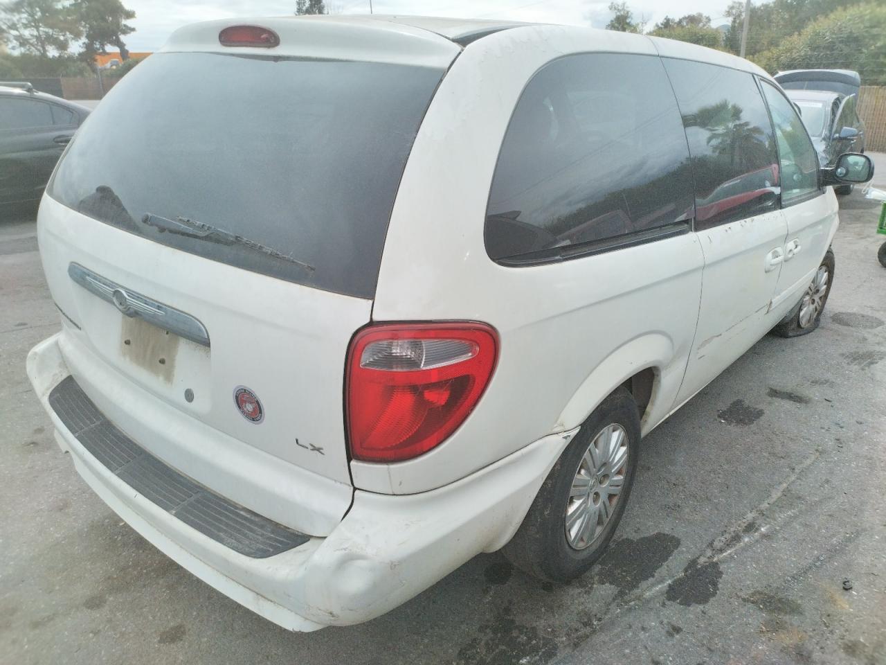 Photo 4 from auction – 2007 CHRYSLER TOWN & COU with VIN 1A4GP44R87B180850