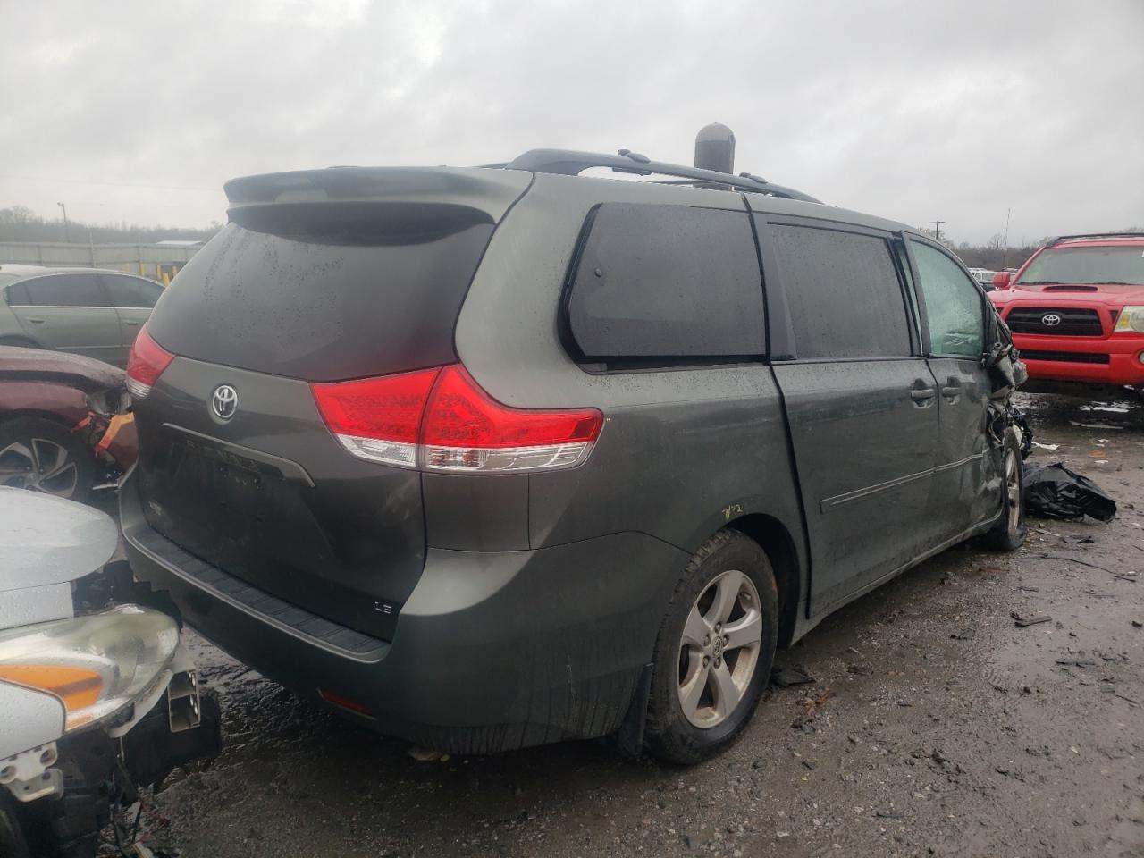 Photo 4 from auction – 2013 TOYOTA SIENNA LE with VIN 5TDKK3DC3DS288298