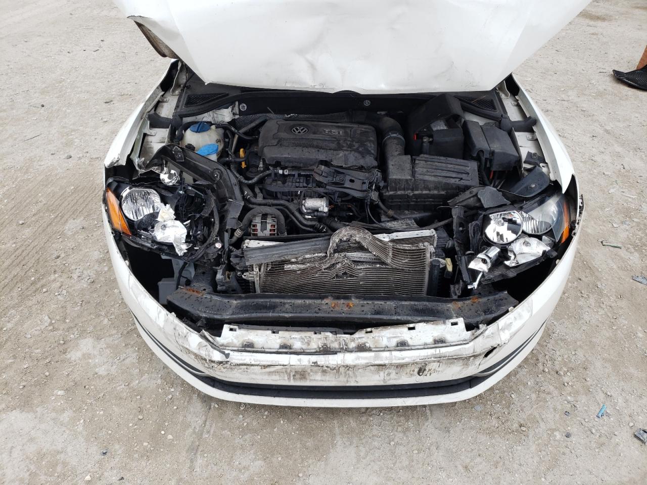 Photo 7 from auction – 2015 VOLKSWAGEN PASSAT S with VIN 1VWAS7A3XFC072568
