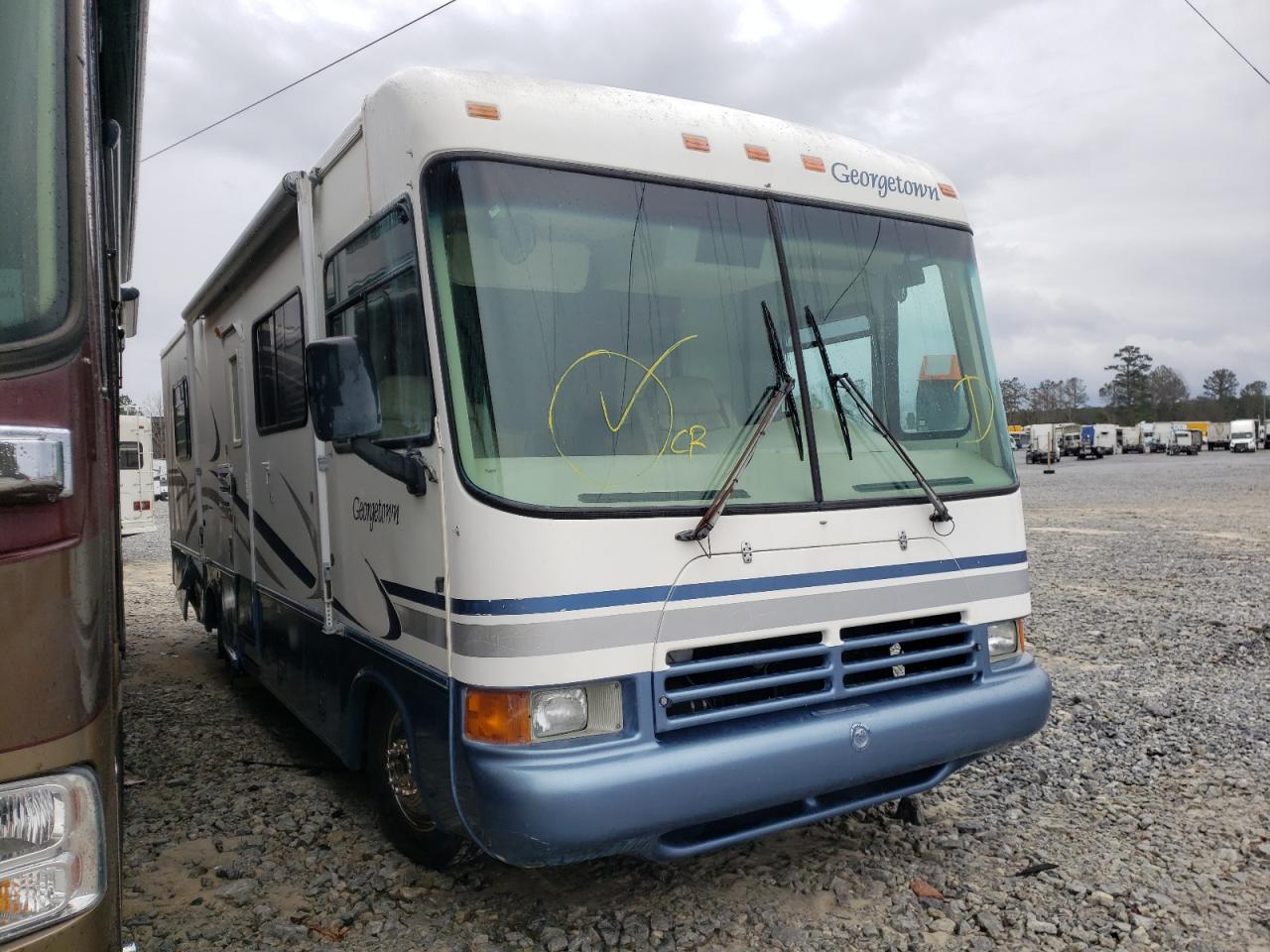 WORKHORSE CUSTOM CHASSIS MOTORHOME 2000 with VIN 5B4LP37J2Y3319621 - Photo from auction