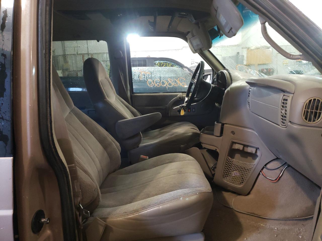 Photo 5 from auction – 1996 CHEVROLET ASTRO with VIN 1GNEL19W8TB175817