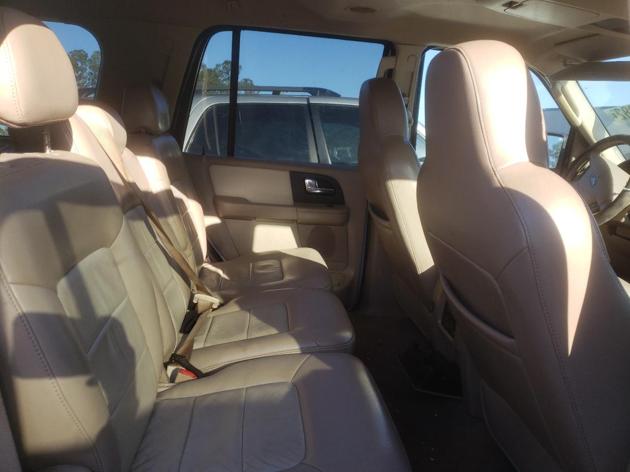 Photo 6 from auction – 2005 FORD EXPEDITION with VIN 1FMPU17555LA84540