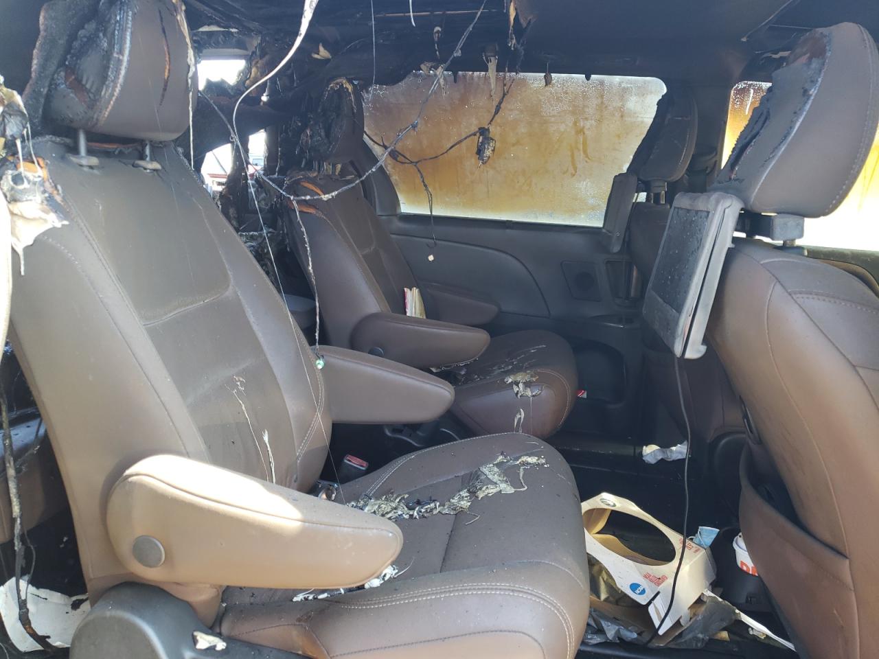 Photo 6 from auction – 2018 TOYOTA SIENNA XLE with VIN 5TDDZ3DC6JS197431