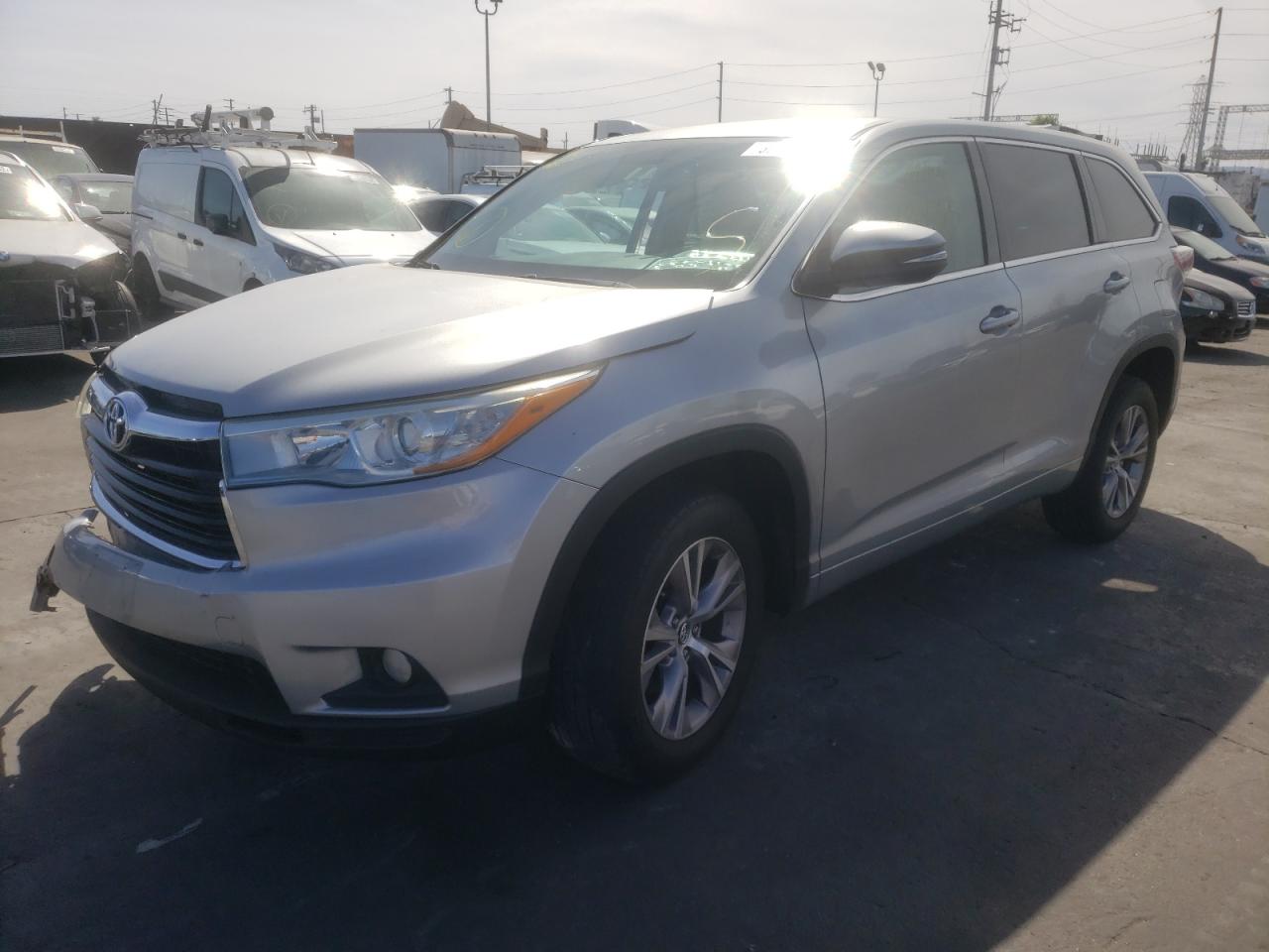 Photo 2 from auction – 2016 TOYOTA HIGHLANDER with VIN 5TDZKRFH2GS136964