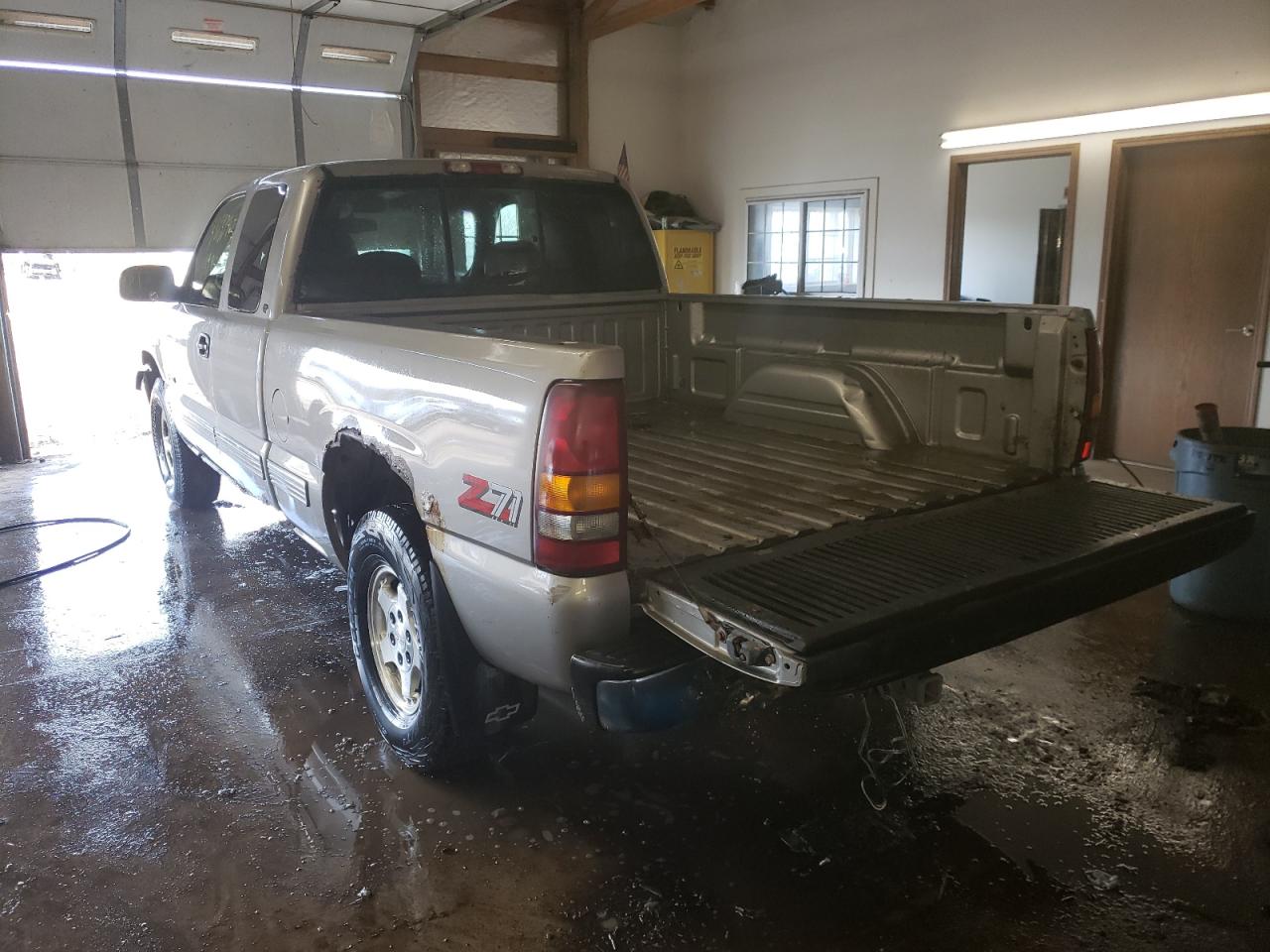 Photo 3 from auction – 1999 CHEVROLET SILVERADO with VIN 1GCEK19T0XE179219