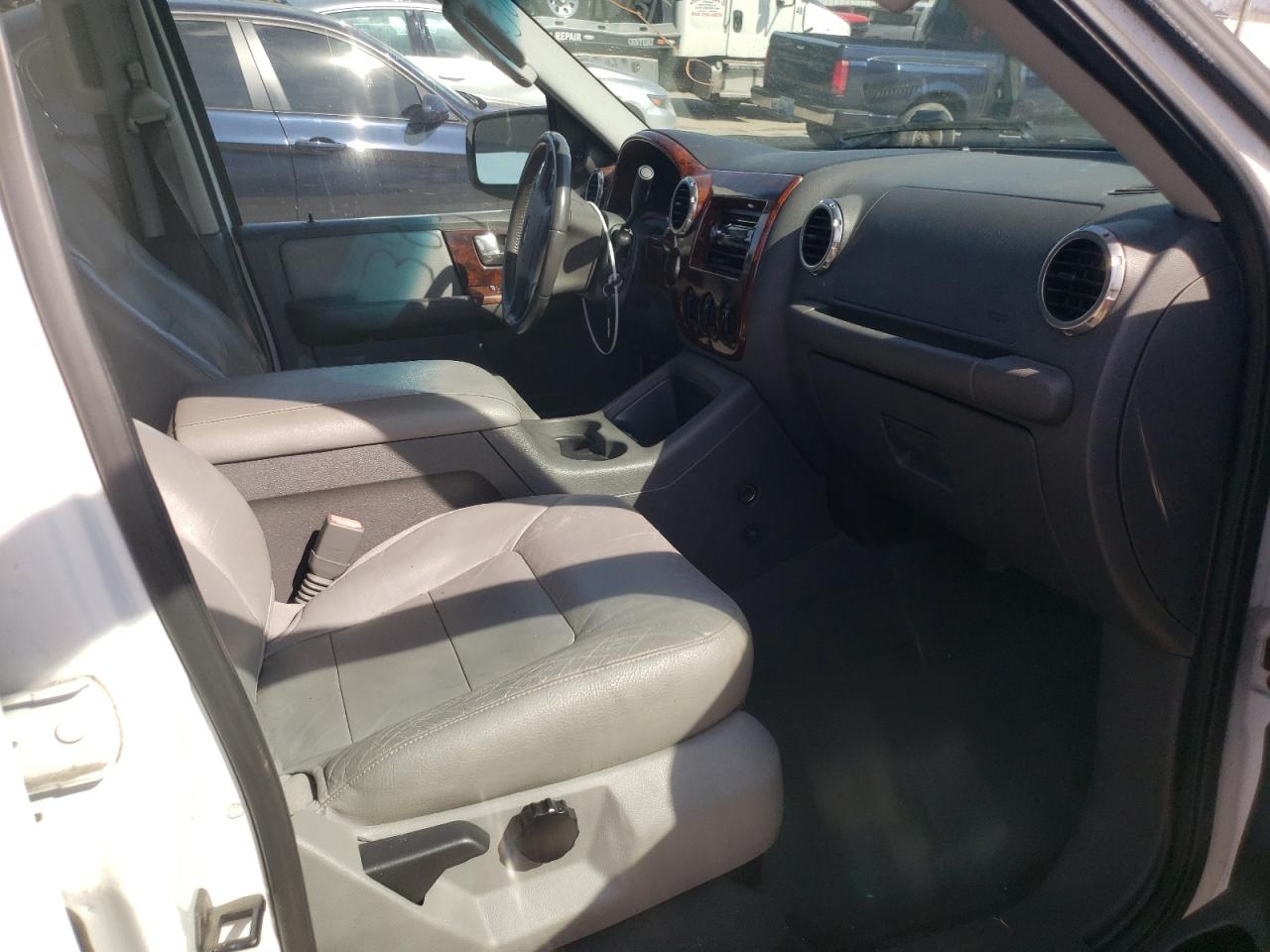 Photo 5 from auction – 2003 FORD EXPEDITION with VIN 1FMRU15W63LB26103