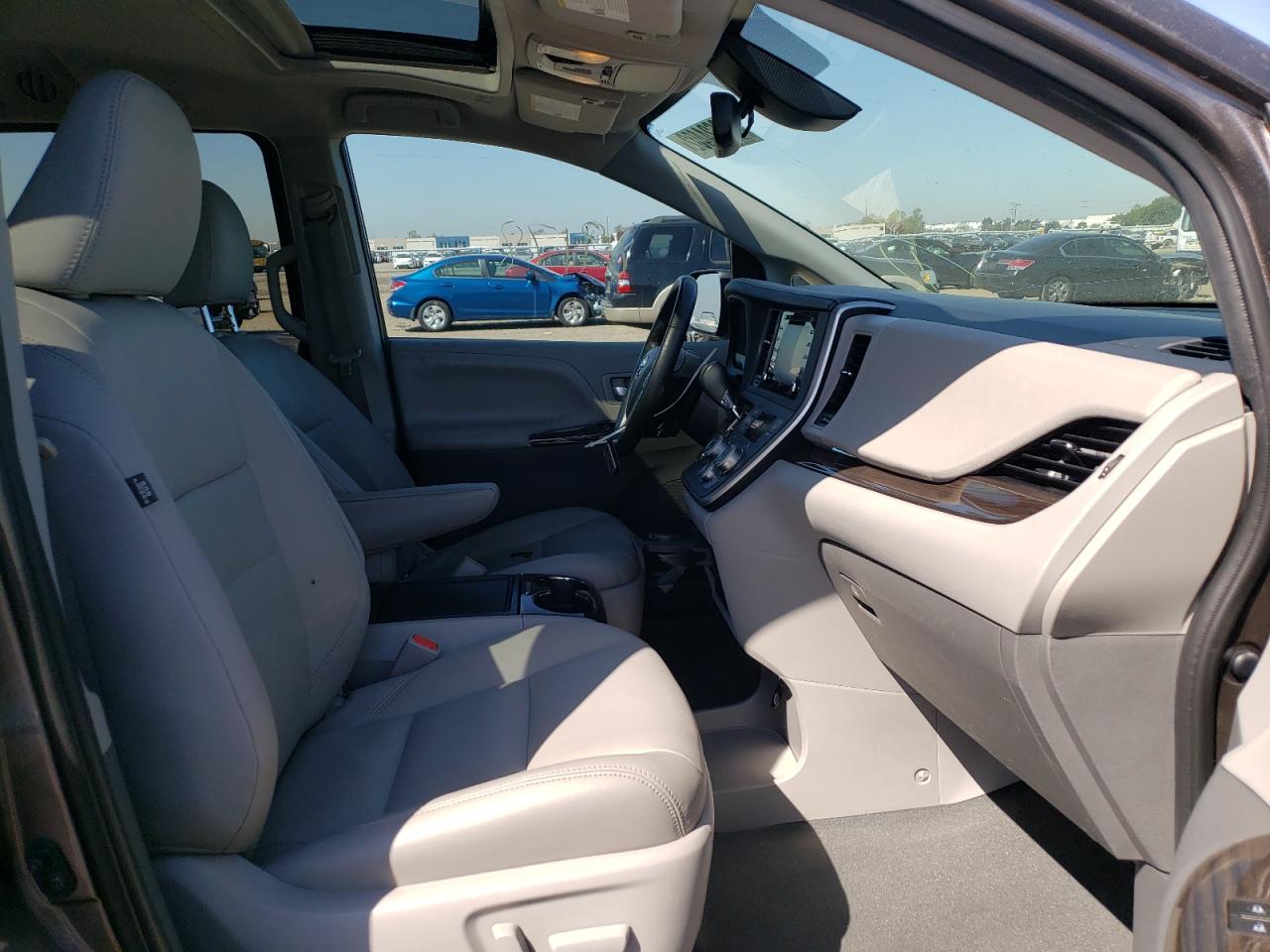 Photo 5 from auction – 2020 TOYOTA SIENNA VAN with VIN 5TDYZ3DC7LS084513